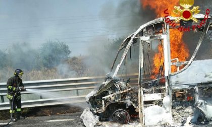 Pulmino si incendia in A1: due feriti, mezzo completamente distrutto FOTO