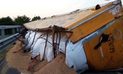 Raccordo Teem-Brebemi: camion si ribalta e perde tonnellate di carico