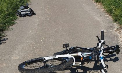 Accusa un malore e cade dalla bici, muore ciclista 55enne