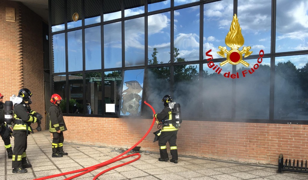 Vigili del fuoco di Lodi in aiuto per spegnere il fuoco in un ufficio comunale a Vizzolo