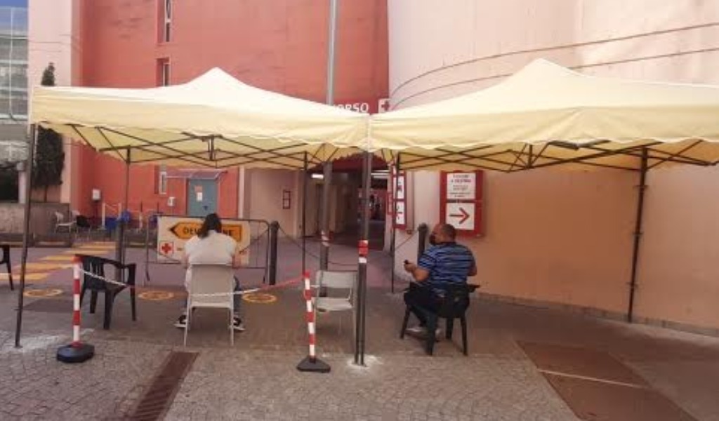 Al Pronto Soccorso di Lodi i pazienti attendono fuori sotto una tenda (per ora)
