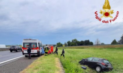 Incidente con mezzo pesante: auto finisce fuori strada, tre feriti