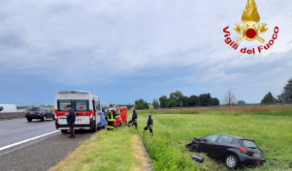 Incidente con mezzo pesante: auto finisce fuori strada, tre feriti