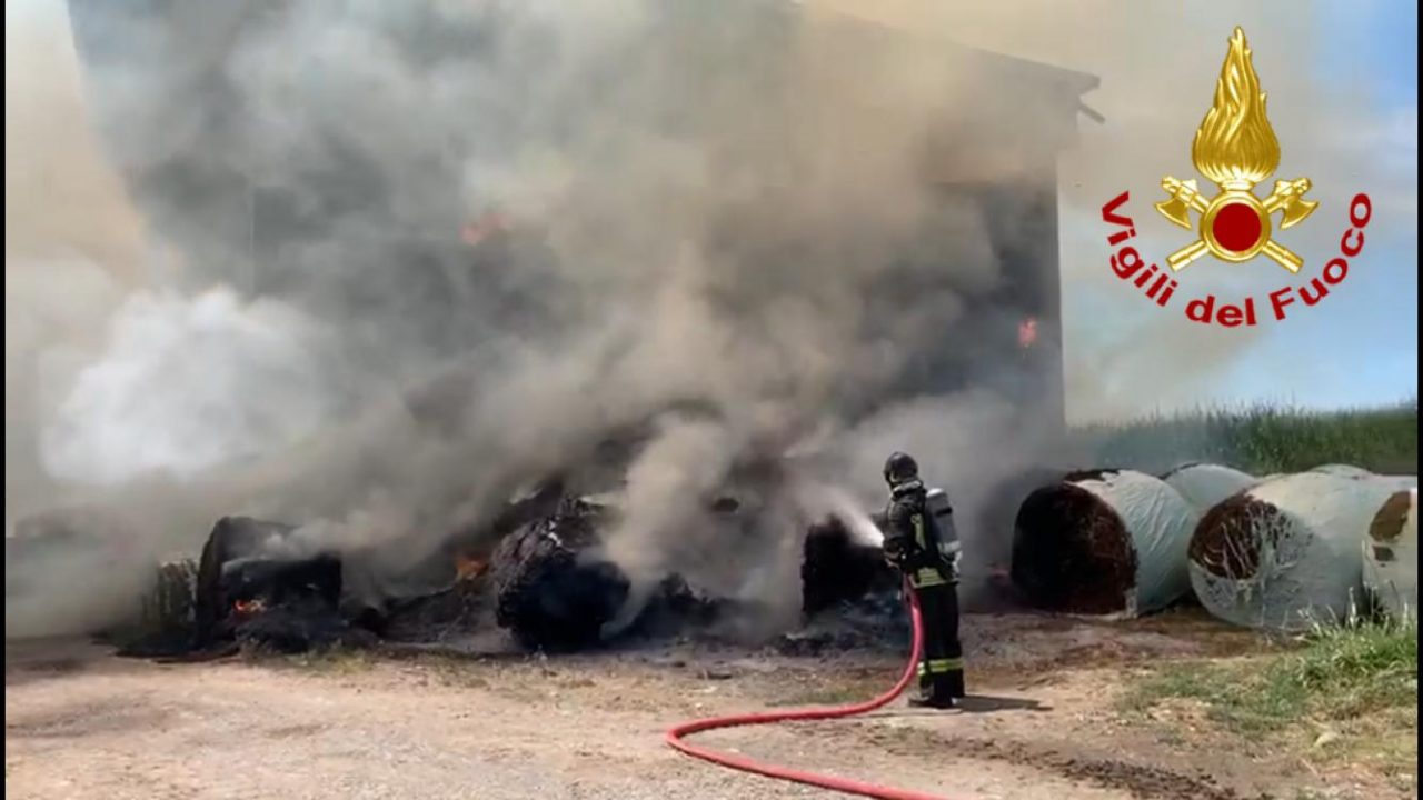 Incendio in un deposito di rotoballe a Marudo: bestiame in pericolo