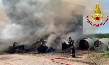 Incendio in un deposito di rotoballe a Marudo: bestiame in pericolo