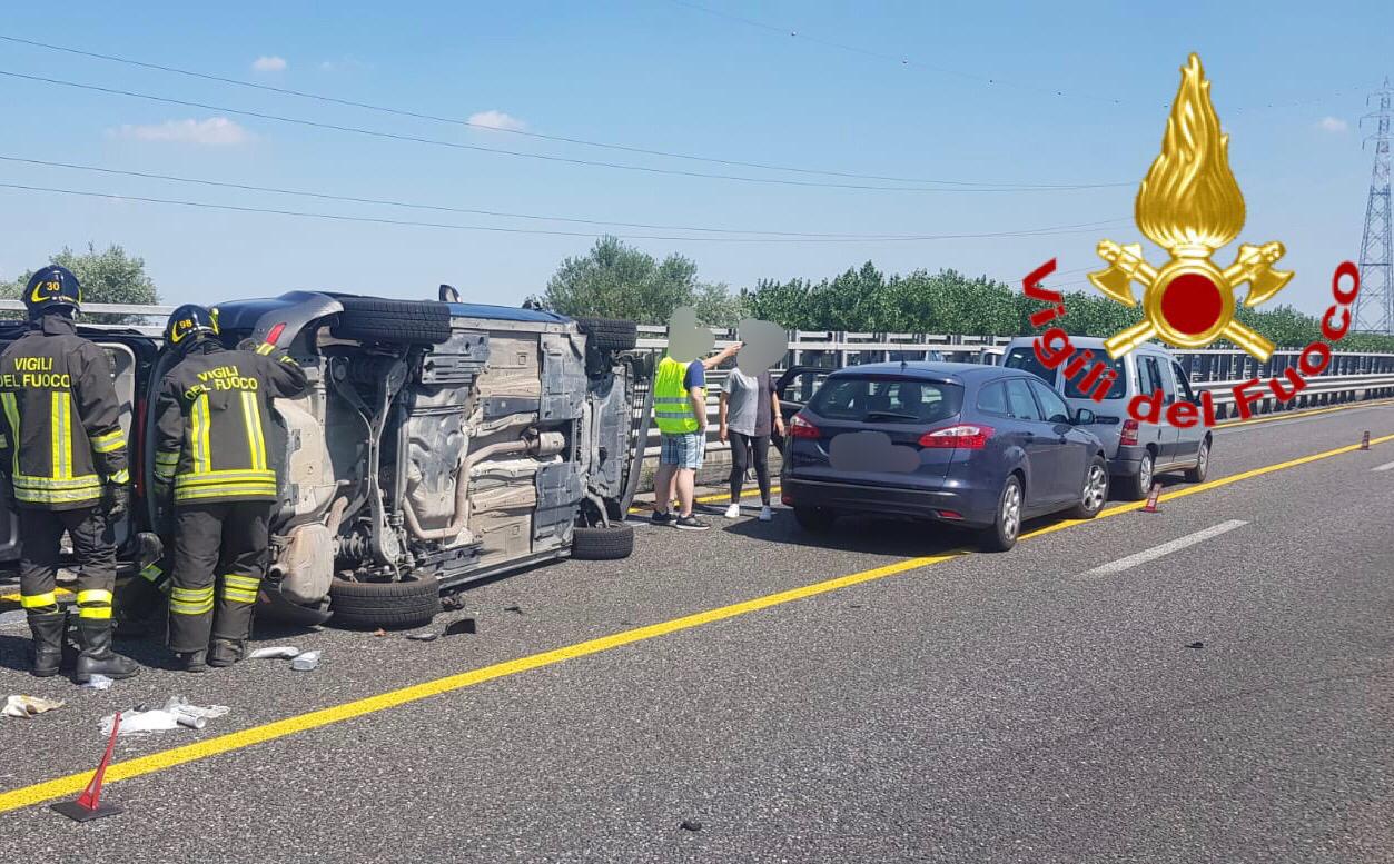 Schianto in A1 tra quattro vetture: 12 coinvolti (6 sono minori), autostrada chiusa