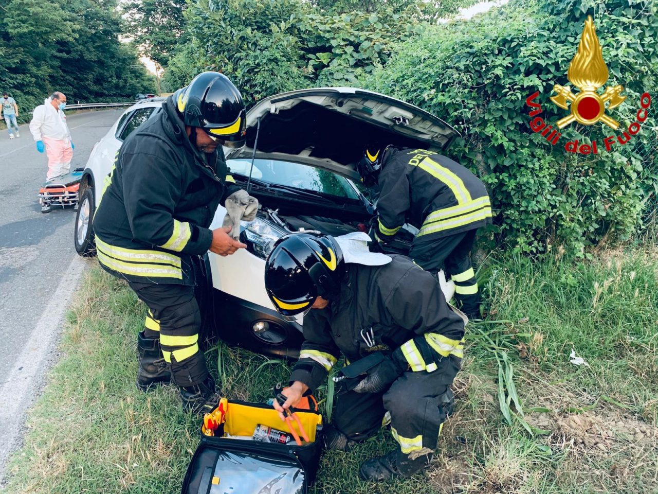 Auto fuori strada: 22enne trasportato in ospedale