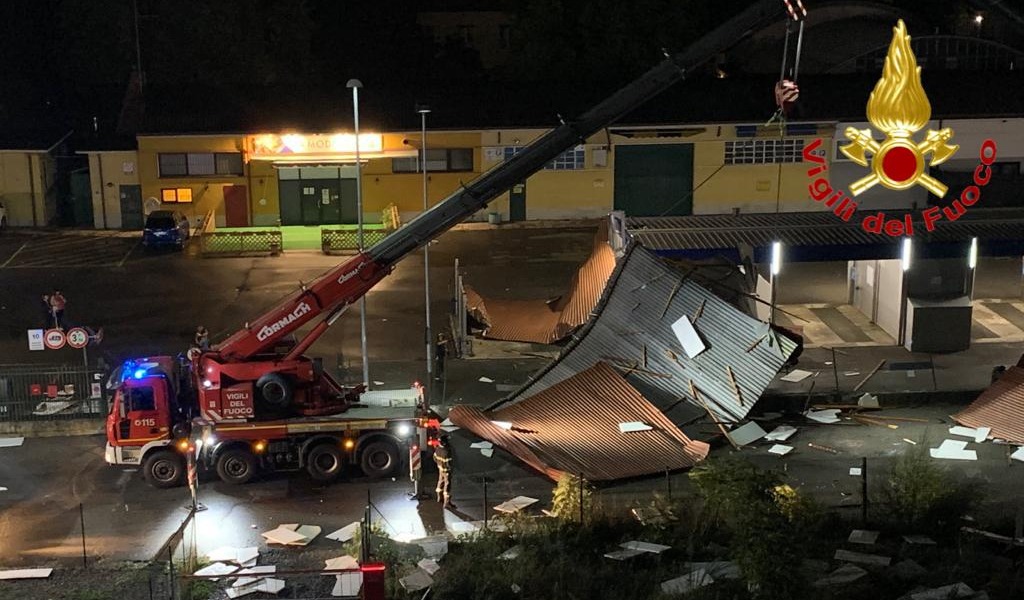 Tegole pericolanti, incendio, lastre di marmo e alberi caduti: notte impegnativa per i Vigili del Fuoco FOTO