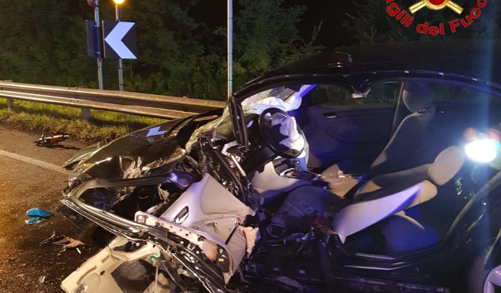 Frontale tra due vetture a Casalpusterlengo: tre feriti FOTO