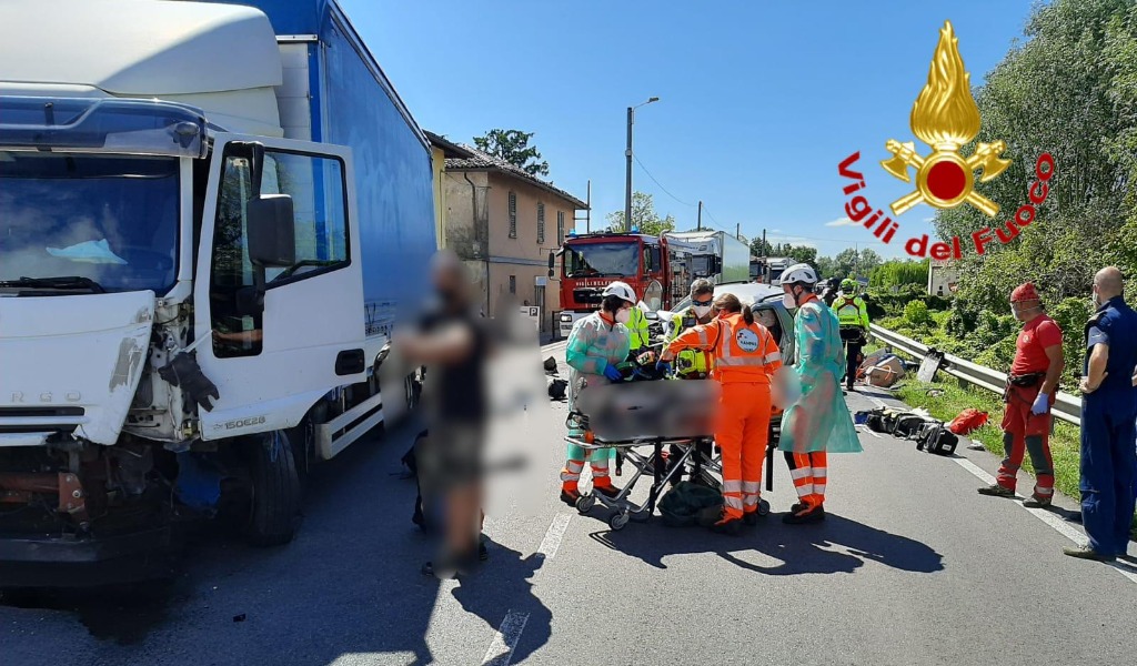 Scontro frontale tra un’auto e un camion: un morto e un ferito FOTO