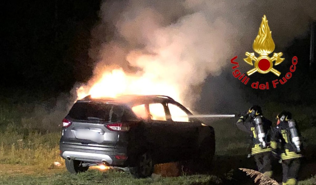 Incendiata auto rubata, l’intervento dei VVF a Sant’Angelo