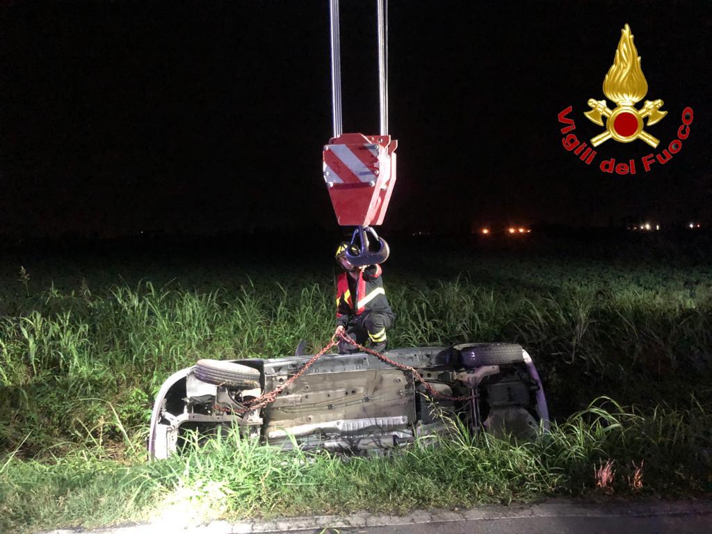 Auto va fuori strada e finisce in un fosso pieno d’acqua SIRENE DI NOTTE