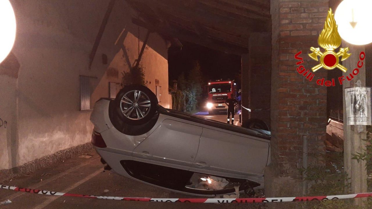 Auto ribaltata a Cervignano d’Adda, un 22enne in ospedale FOTO