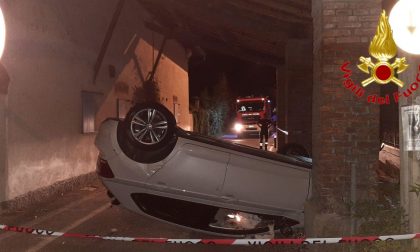 Auto ribaltata a Cervignano d'Adda, un 22enne in ospedale FOTO