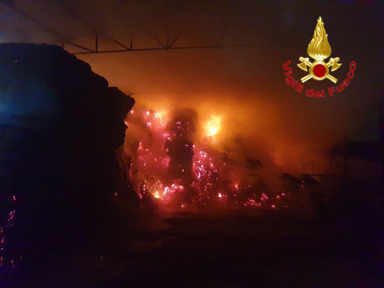 Brucia un fienile: Vigili del Fuoco ancora al lavoro a Cascina Boccalera FOTO