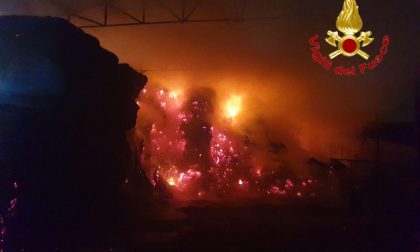 Brucia un fienile: Vigili del Fuoco ancora al lavoro a Cascina Boccalera FOTO