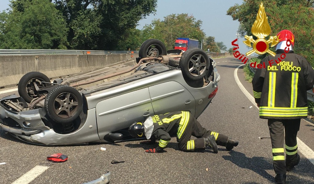 Ribaltamento sulla Ss 9, 19enne aiutato ad uscire dalle lamiere dell’auto FOTO