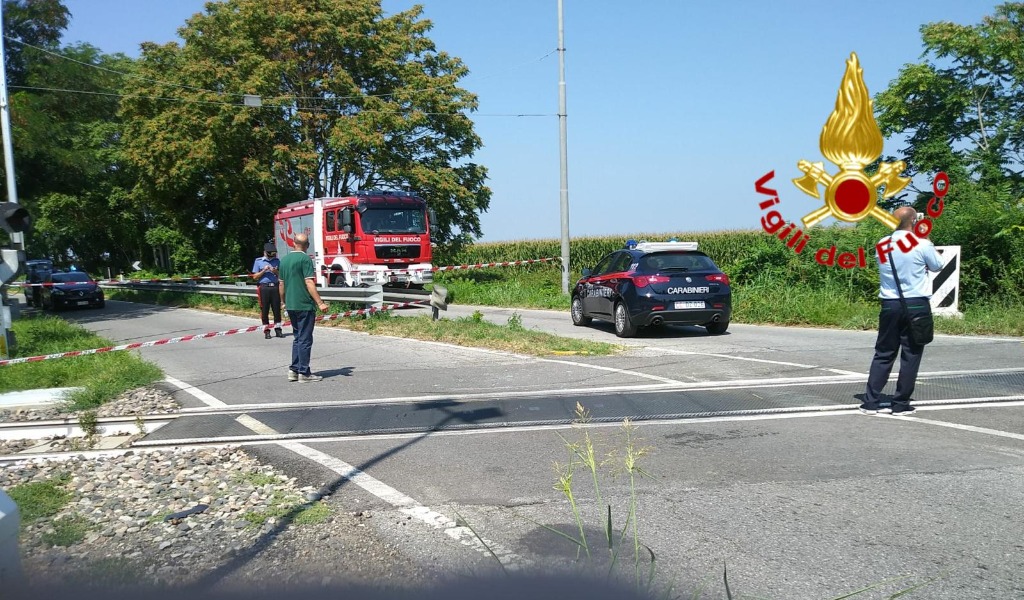 Ferragosto di sangue: 34enne alla guida di un’auto investita da un treno a Maleo FOTO