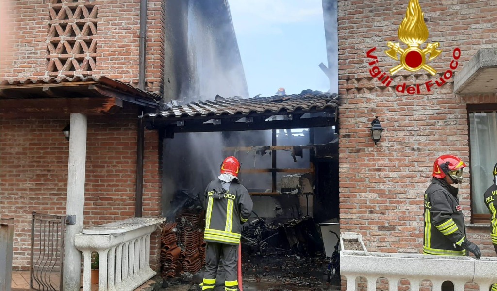 Incendio a Sant’Angelo Lodigiano, in fiamme il porticato di un’abitazione FOTO
