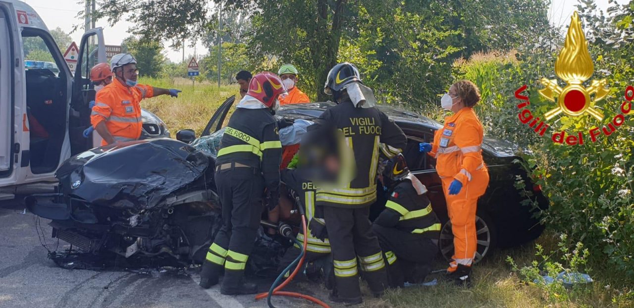 Schianto frontale a Cornegliano Laudense, un ferito in codice rosso FOTO