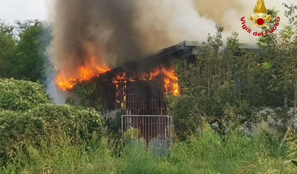 Incendio a Sant’Angelo Lodigiano, a fuoco officina in disuso FOTO – VIDEO