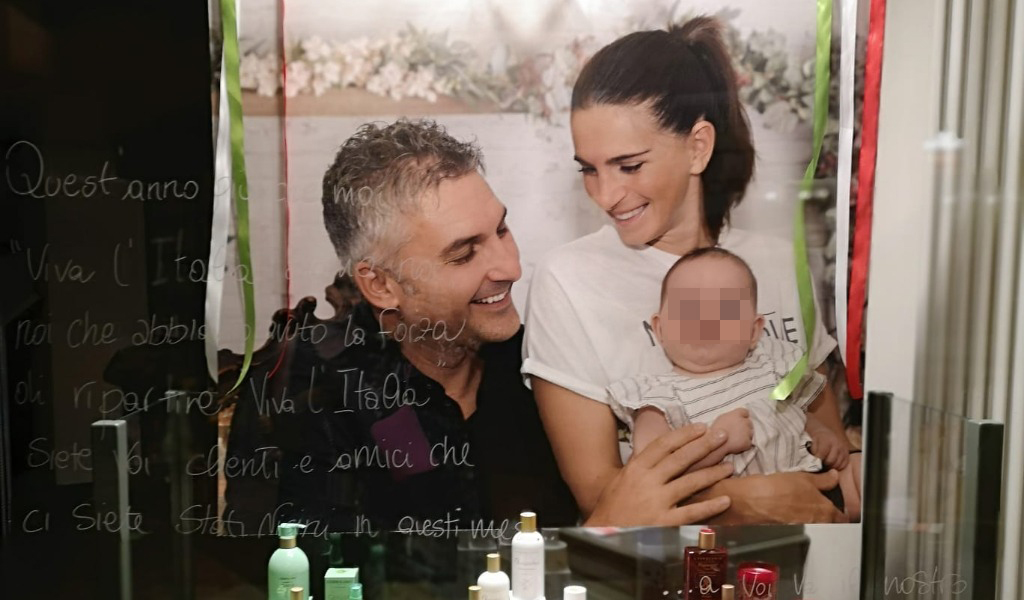 “Grazie a chi ci è stato vicino”: la foto in vetrina della famiglia del paziente 1