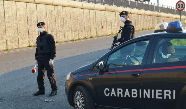 Provoca un incidente, fa finta di fermarsi e scappa