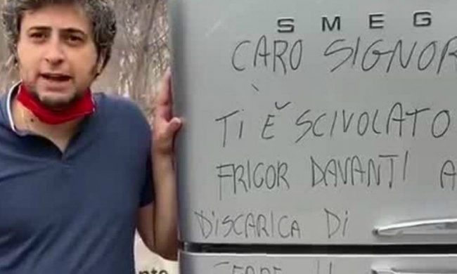 Abbandona il frigorifero davanti alla discarica, il Sindaco glielo riporta a casa (con dedica e multa)