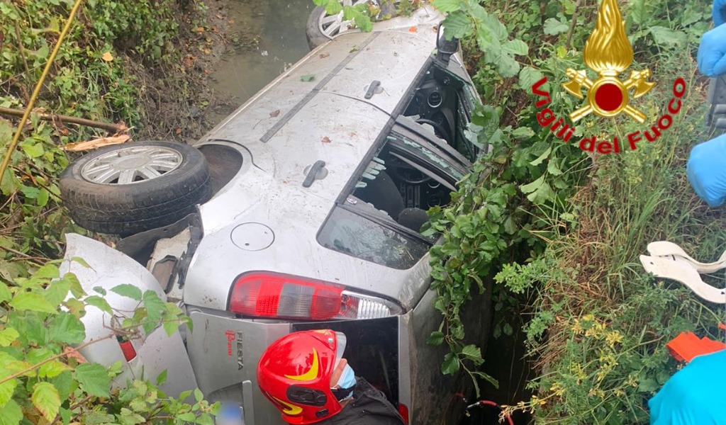 Auto ribaltata in un fosso a Graffignana, muore conducente 22enne FOTO