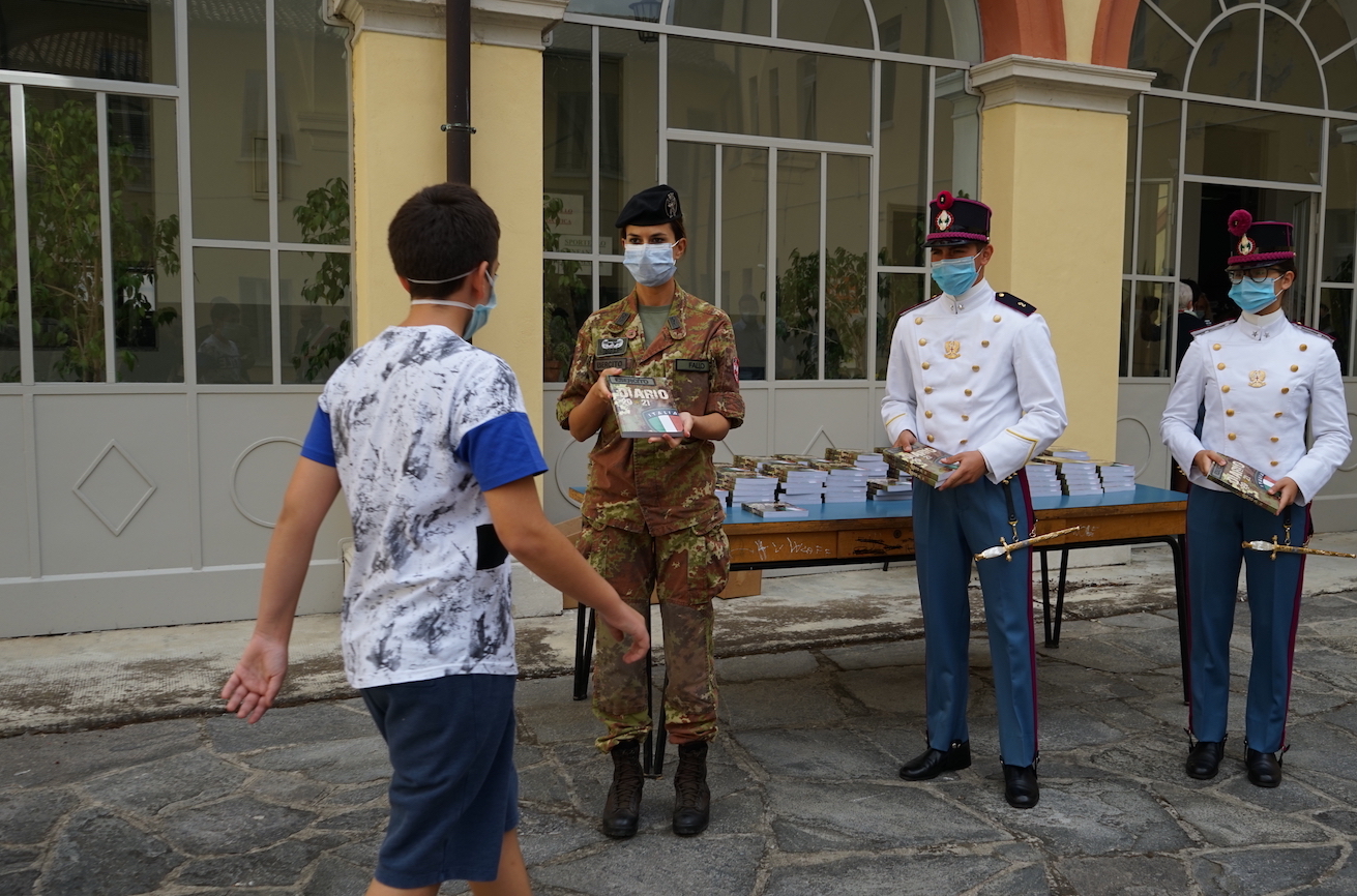 25092020 Codogno - Donazione diario scolastico Esercito Italiano (1)