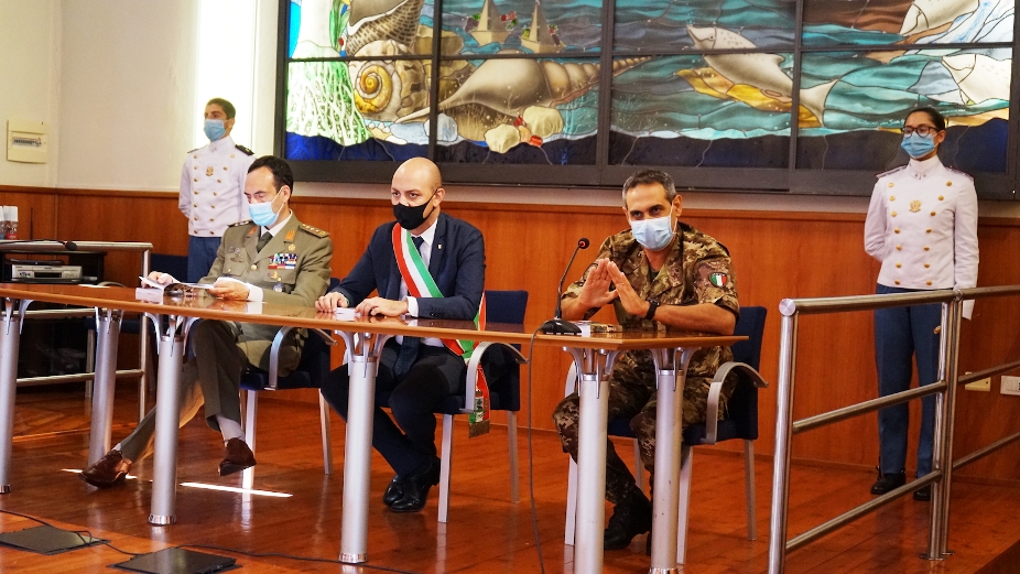 25092020 Codogno - Donazione diario scolastico Esercito Italiano (2)