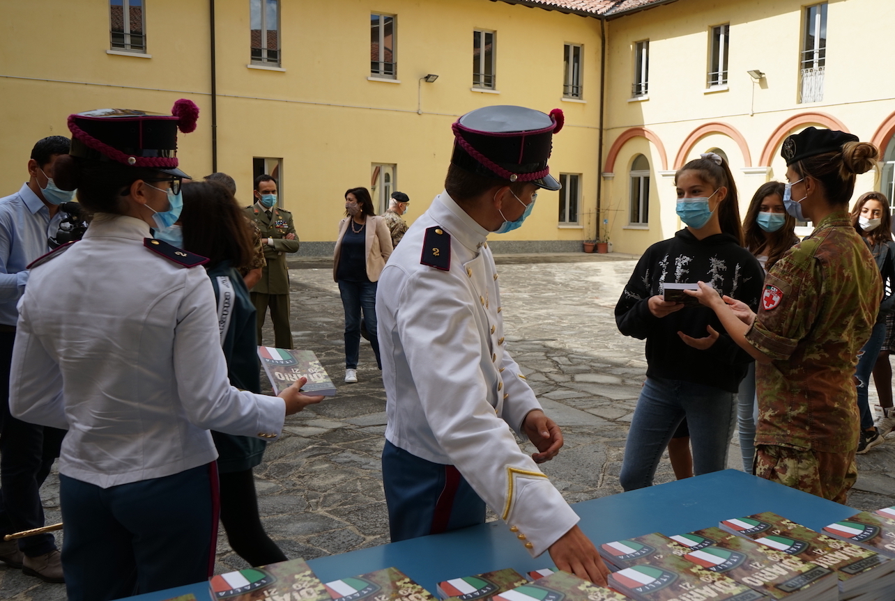 25092020 Codogno - Donazione diario scolastico Esercito Italiano (5)