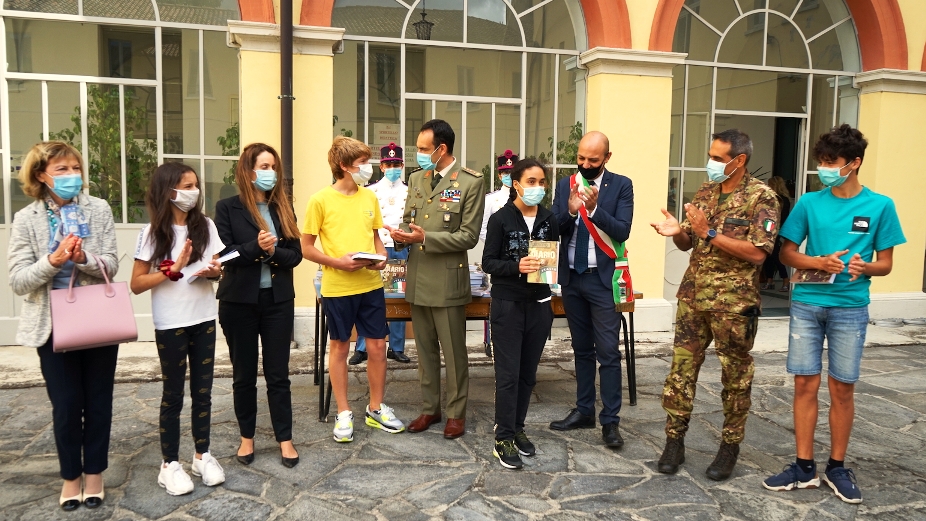 25092020 Codogno - Donazione diario scolastico Esercito Italiano (6)