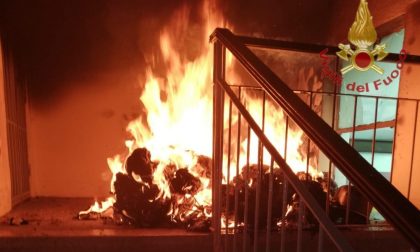 Incendio a Lodi, ballatoio in fiamme e vetri esplosi FOTO