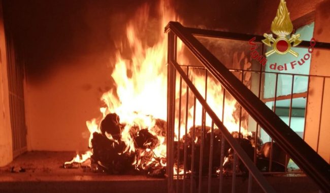 Incendio a Lodi, ballatoio in fiamme e vetri esplosi