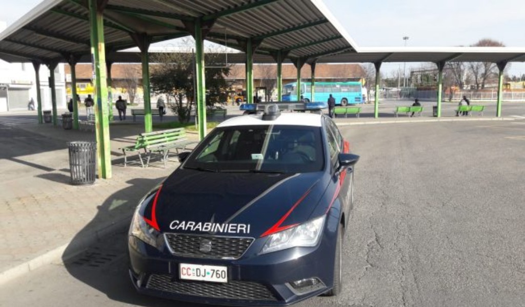 Il bus raggiunge la capienza massima consentita: due passeggeri lo bloccano per non farlo partire