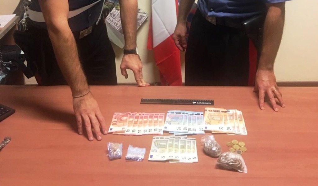 Cinque stranieri occupano abusivamente un appartamento: un 28enne trovato con dosi di marijuana