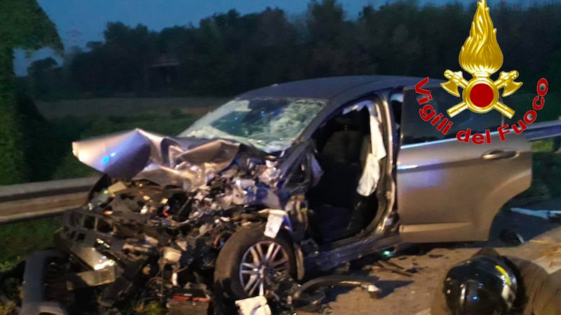 Terribile schianto frontale lungo la via Emilia: due feriti, uno gravissimo FOTO