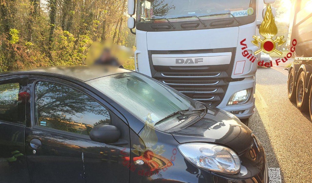 Scontro con mezzo pesante, paura per una 56enne