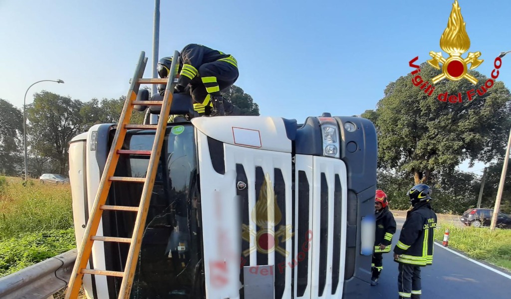 Autocisterna ribaltata sulla Ss 9, paura per un 52enne VIDEO e FOTO