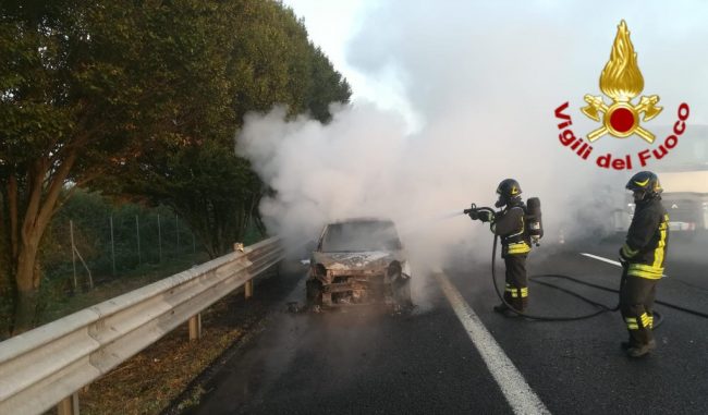 A1, dopo il tamponamento un'auto prende fuoco FOTO e VIDEO