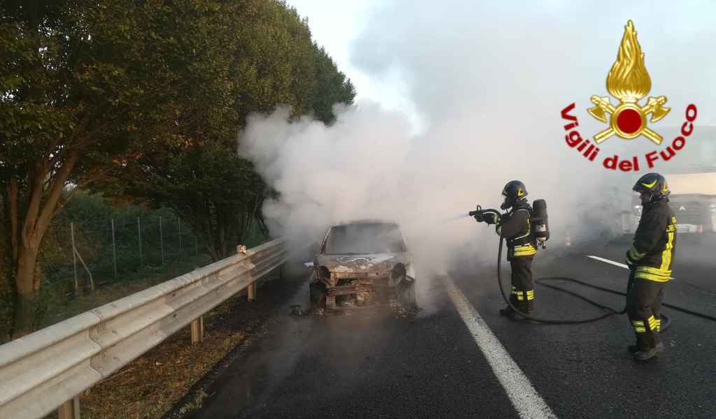 A1, dopo il tamponamento un’auto prende fuoco FOTO e VIDEO