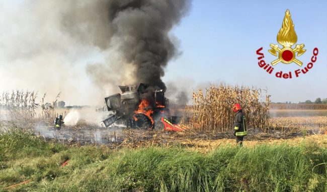 Incendio di una mietitrebbia a Cavenago d'Adda, i Vigili del fuoco scongiurano il peggio FOTO