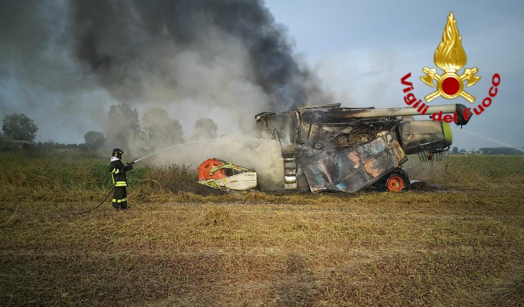 In fiamme un’altra mietitrebbia nei campi agricoli lodigiani