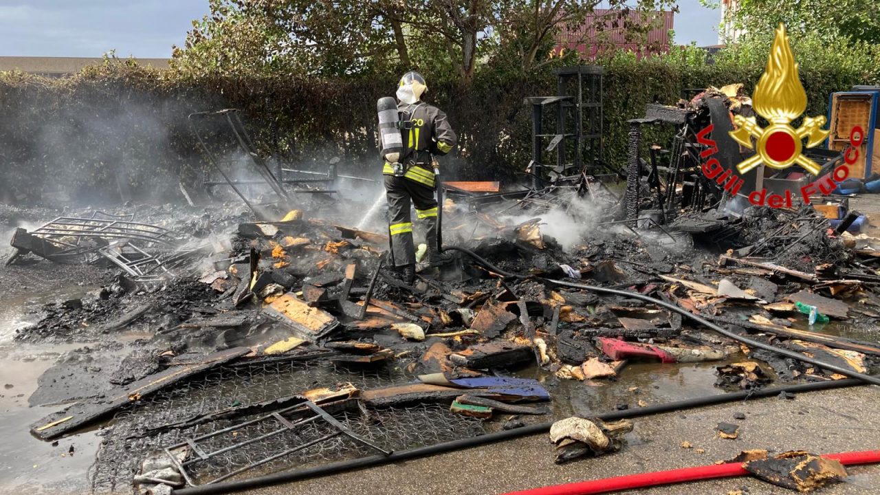 Incendio in una ditta, a fuoco una pila di divani
