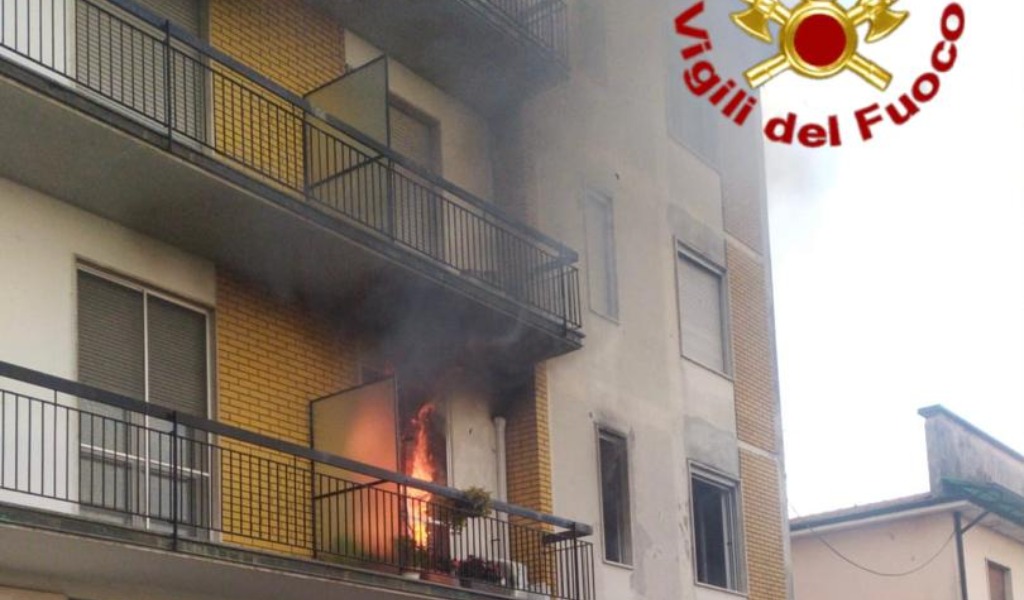 In fiamme un appartamento in via Landriani, evacuata un’intera palazzina FOTO