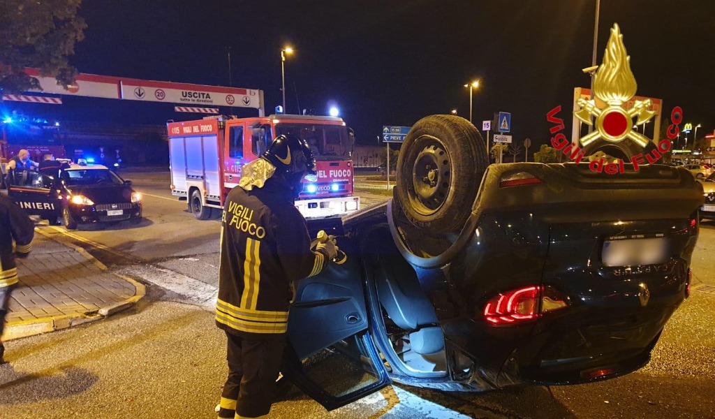 Auto ribaltata nel parcheggio del Bennet, arriva l’autogru dei Vigili del fuoco FOTO