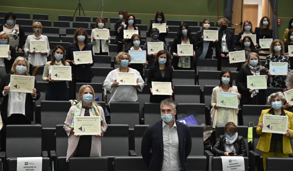 55 professioniste lombarde premiate per la lotta al Covid, a consegnare i premi è il paziente 1