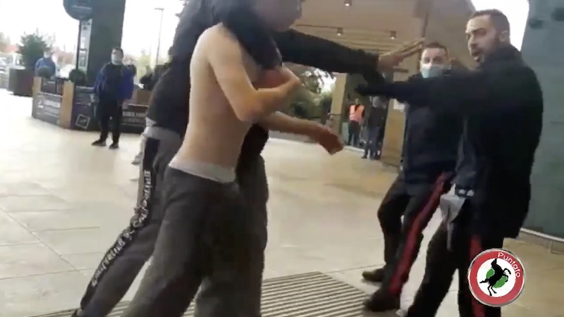 Ragazzi aggrediscono e minacciano i carabinieri: “Vi taglio la gola” VIDEO