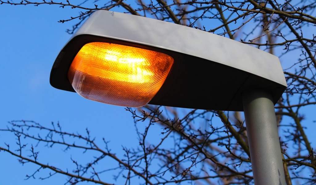 Avviati i lavori per il nuovo impianto di illuminazione: in arrivo 14 pali della luce a Led